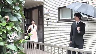 Enano japonés no sabe qué hacer con su esposa