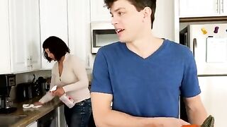 Video largo familiar de sexo con calabaza en la cocina FULL HD 720p