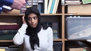 Ella Knox es una chica árabe musulmana es castigada al robar en una tienda por el guardia de seguridad