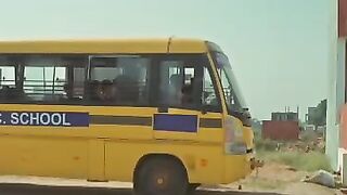 Estudiantes Indios sinvergüenzas follan en pleno bus escolar