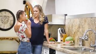 Madre y su pequeña hija tienen sexo familiar lésbico en la cocina
