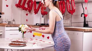 Chica joven se masturba sola en la mesa de la cocina por el día de San Valentin