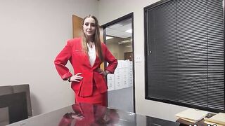 Chica vino a buscar trabajo a una oficina y fue obligada a follar con el jefe y su secretaria