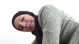 Chica musulmana Connie Dennise folla con un amigo Español