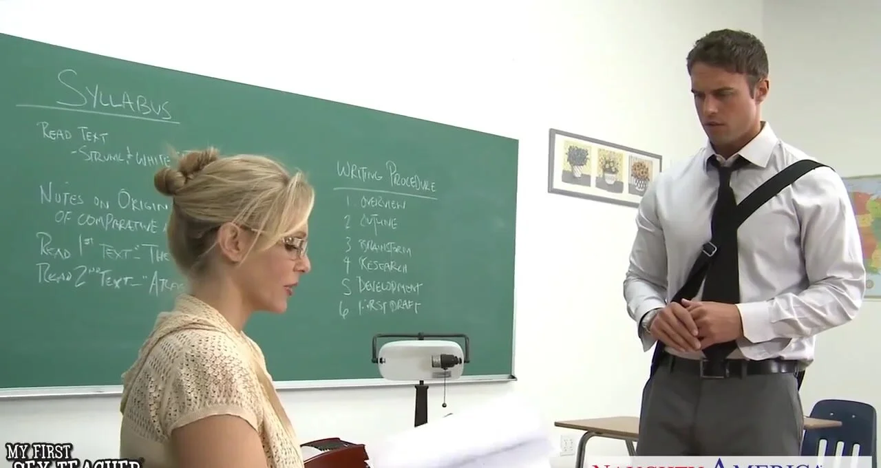 Profesora sexy julia ann folla en el salón de la escuela - pornolargo.com